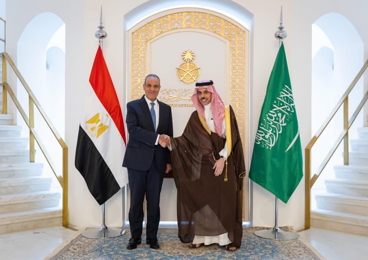 وزير الخارجيه يتلقي اتصالا